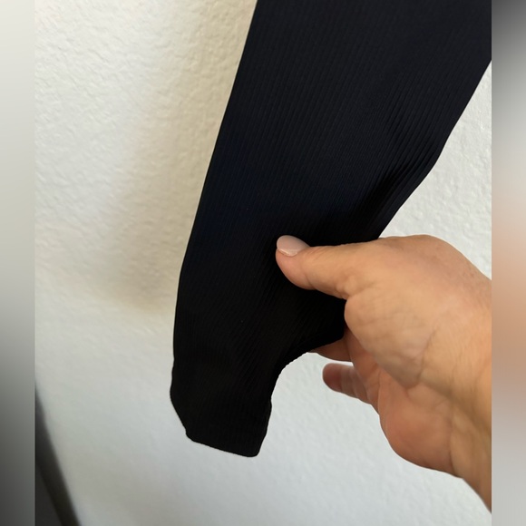 NWT- Halara Ribbed Halter Strap Long Sleeve with Finger Holes Cropped Yoga Top - Picture 2 of 4